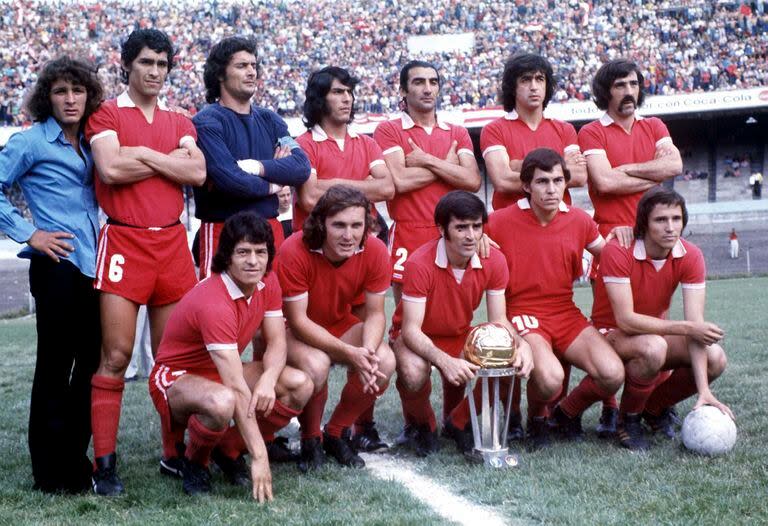 DEP - EQUIPO 9/12/95
DEPORTES  FUTBOL   COPA  INTERCONTINENTAL  O  COPA  EUROPEO  SUDAMERICANA  DE  CLUBES
INDEPENDIENTE GANADOR COPA INTERCONTINENTAL 1973
DE IZQUIERDA  A  DERECHA:
PARADOS:  FRANCISCO  SA,   MIGUEL  ANGEL SANTORO,  RUBEN  GALVAN,  MIGUEL ANGEL LOPEZ, EDUARDO  COMMISSO,  ELBIO  PAVONI
HINCADOS:   AGUSTIN  BALBUENA,  ALEJANDRO SEMENEWICZ,   EDUARDO MAGLIONI (  CON LA  COPA  INTERCONTINENTAL)   , RICARDO  BOCHINI  Y  DANIEL  BERTONI