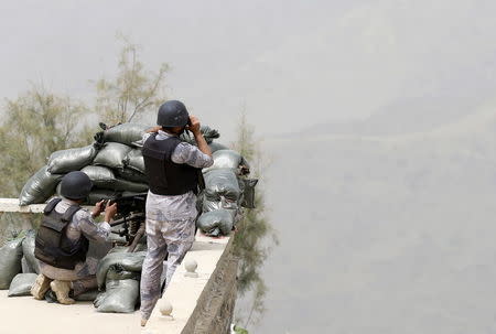 Saudi soldiers take their position at Saudi Arabia's border with Yemen, April 6, 2015. REUTERS/Faisal Al Nasser