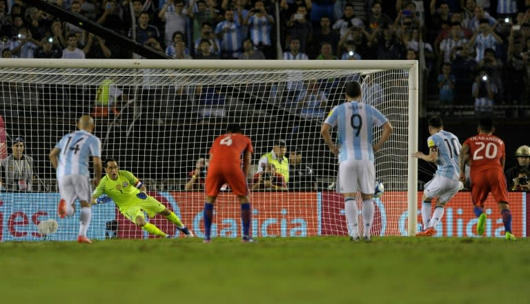 Lionel Messi (2nd R) scores to give Argentina a 1-0 win over Chile in World Cup qualifiers