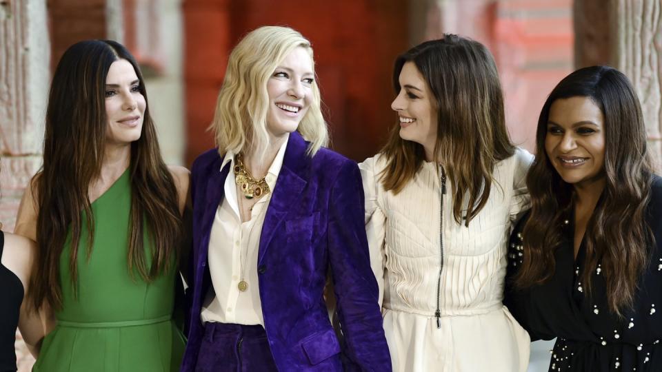 Die Schauspielerinnen Sandra Bullock (l-r), Cate Blanchett, Anne Hathaway und Mindy Kaling bei der Präsentation des Films «Ocean's 8». Foto: Evan Agostini