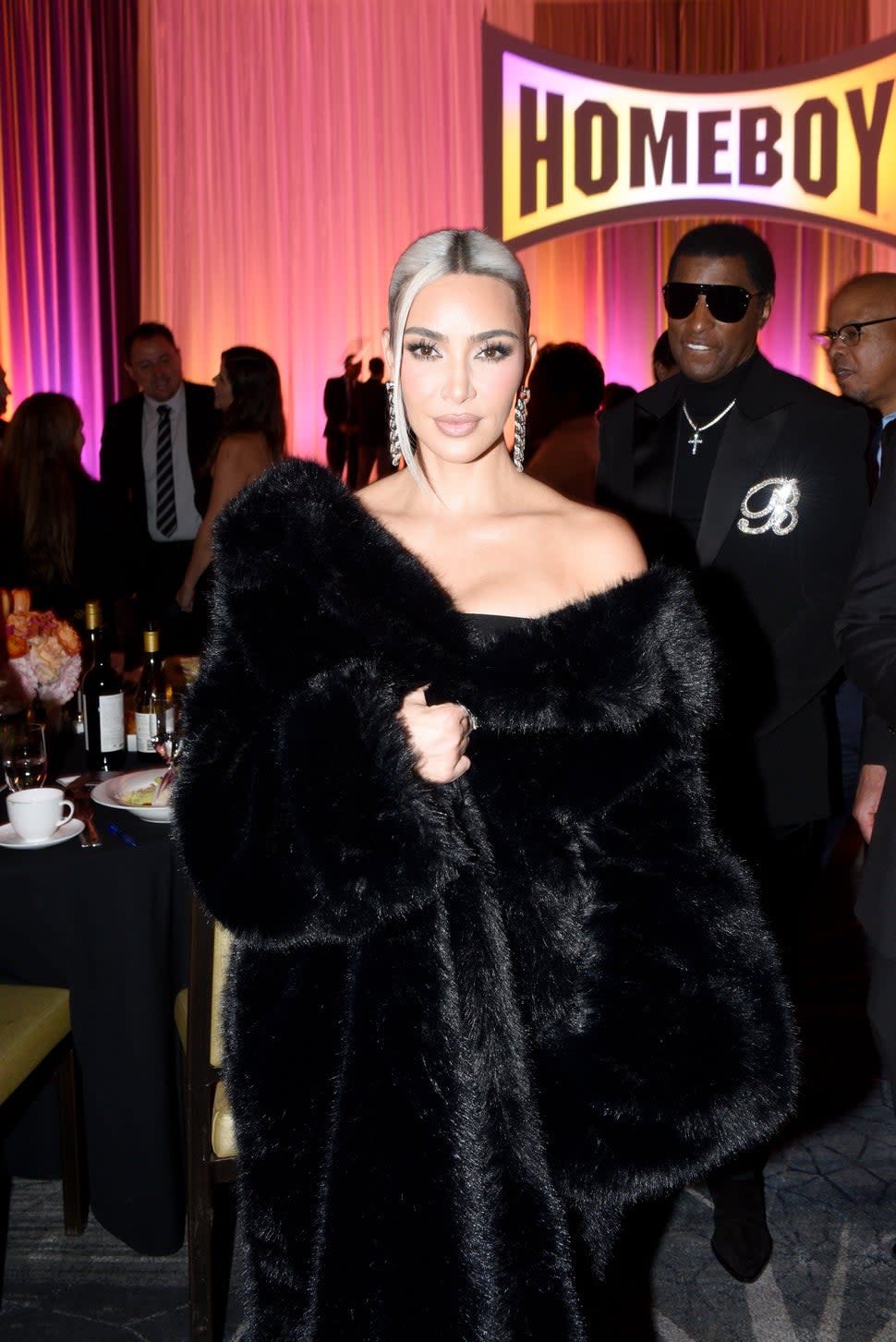 Kim Kardashian shows off blonde hair