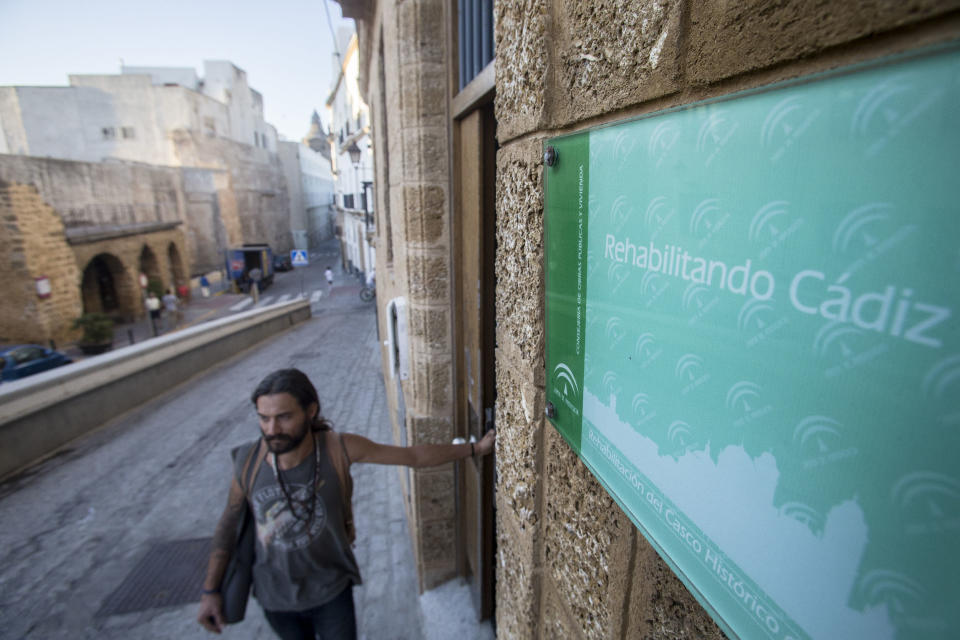 La finca luce en su fachada una placa del programa de Transformación de Infravivienda promovido por la Junta de Andalucía. Foto Fernando Ruso