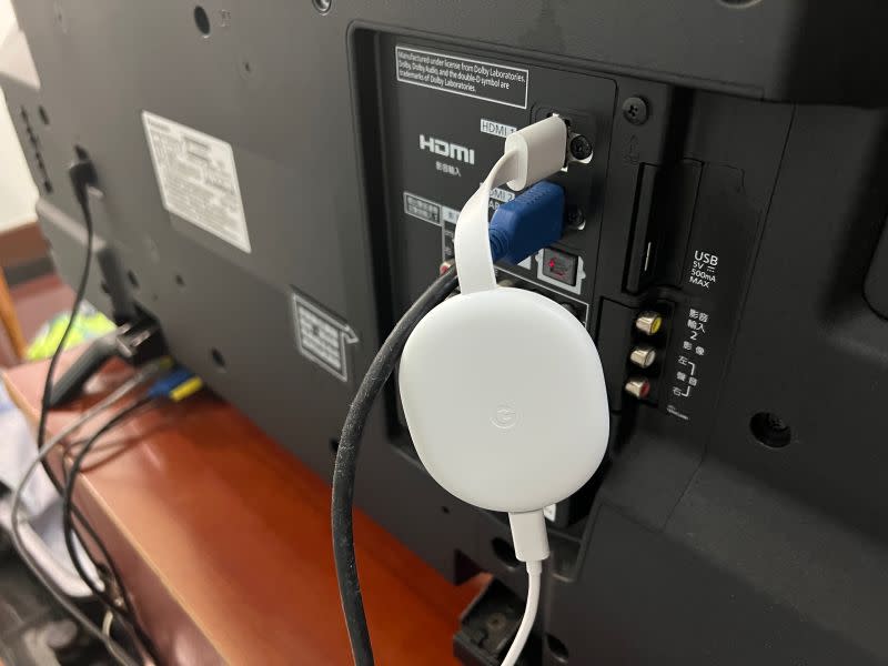 ▲只要電視有 HDMI 連接埠，就能立即使用，且外型小巧方便外出攜帶。(圖／記者周淑萍攝)