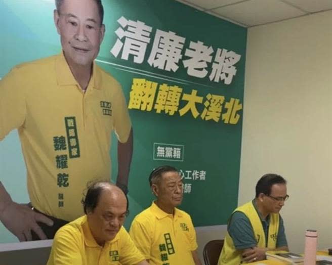 上周剛宣布參選台南市第一選區立委選舉的前立委魏耀乾（中），接下來將展開一連串的宣傳，加深選民對他的認識。（魏耀乾競選團隊提供／張毓翎台南傳真）