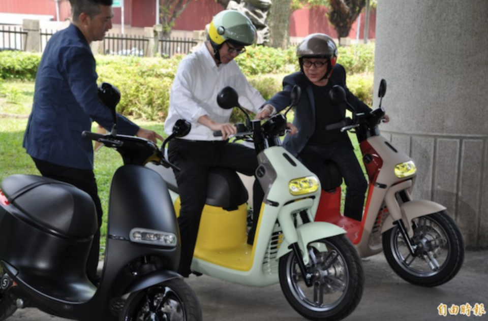 行政院副院長陳其邁（中）試騎 Gogoro 電動機車。（記者周敏鴻攝）