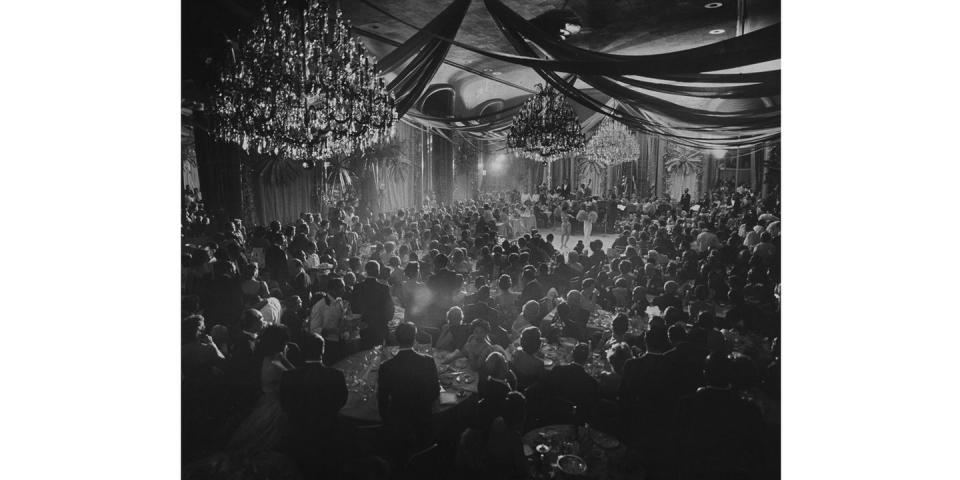 <p>A large crowd gathers in the ballroom at the Waldorf Astoria to see a performance in 1958. </p>