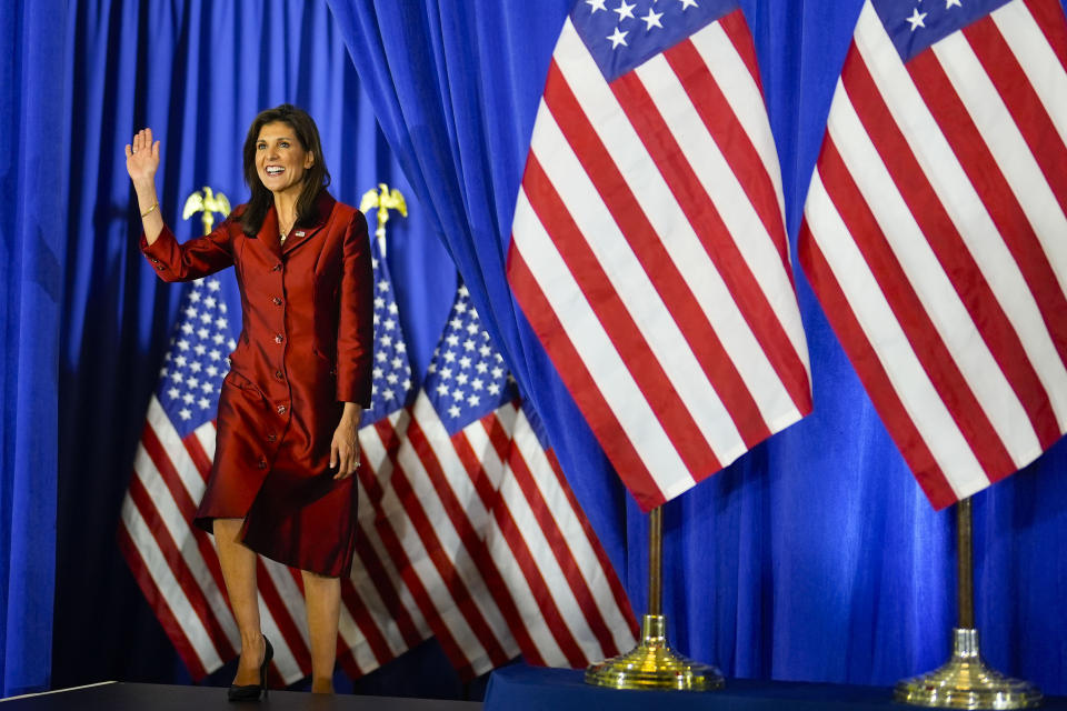 La candidata a la candidatura republicana y exembajadora de Estados Unidos ante la ONU Nikki Haley saluda a su llegada para hablar en un acto de primarias en Carolina del Sur, el sábado 24 de febrero de 2024 en Charleston, Carolina del Sur. (AP Foto/Chris Carlson)