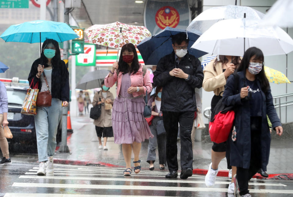 周三台灣位處南北風交會地帶，更有較大雨勢的訊號。（資料照）