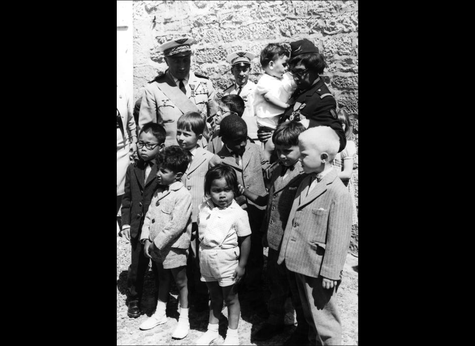 <p>US-born singer-entertainer Josephine Baker poses in France during World War II with unidentified children.</p>