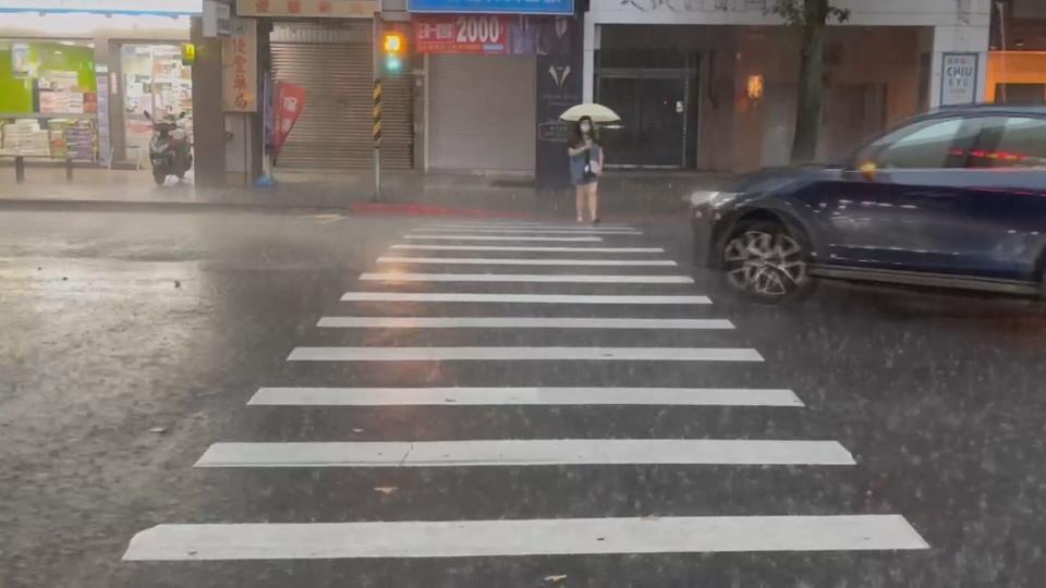 今天（22日）鋒面接近，北部、東北部及東部地區則有不定時局部短暫陣雨。（資料照）