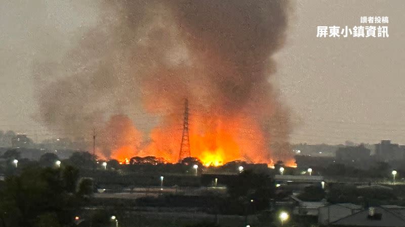 熊熊野草大火竄天際，已燒了8小時。（圖／翻攝自臉書「屏東小鎮資訊」）