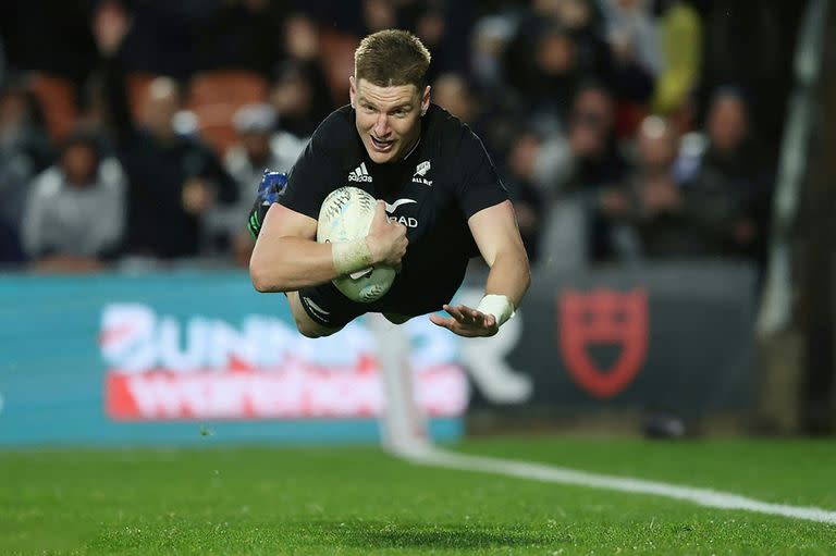 Jordie Barrett es eficaz tanto para quebrar defensas como para detener a adversarios; en el cuarto de final frente a Irlanda evitó un try in extremis.