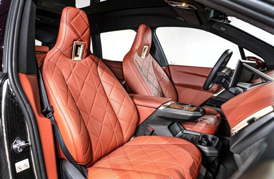 全新一體式真皮座椅結合菱格紋設計，演繹BMW的極致細膩與豪華。