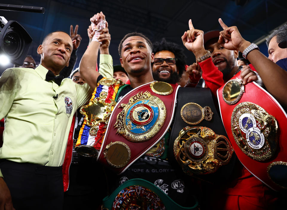 MELBOURNE, AUSTRALIA - 5 DE JUNIO: Devin Haney celebra después de derrotar a George Kambosos Jr., durante su pelea por el Campeonato Mundial Indiscutible de Peso Ligero, en el Marvel Stadium el 5 de junio de 2022 en Melbourne, Australia. (Foto de Mikey Williams/Top Rank Inc vía Getty Images)