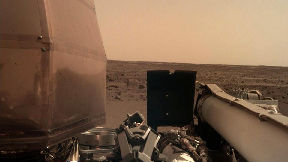 Die Nasa-Sonde «InSight» nach der Landung auf dem Mars. Foto: NASA/AP