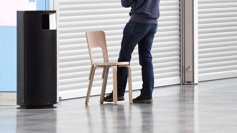 A chair in front of a closed customer service counter at Helsinki-Vantaa Airport - Photo: Lehtikuva/Vesa Moilanen (Reuters)