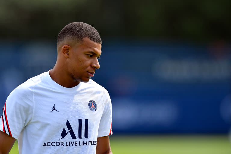 Kylian Mbappe no viajó con el plantel a Japón para la gira de amistosos y se quedó en el campo deportivo de PSG entrenando en soledad.