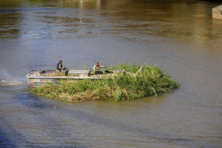 Las embarcaciones especiales fraccionan el muro verde