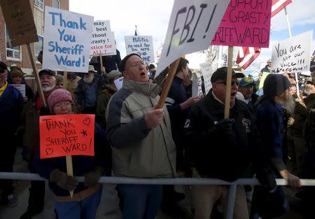 Anti-militia supporters demonstrate outside the Harney County Courthouse in Burns, Oregon, U.S. on February 1, 2016. REUTERS/Jim Urquhart/File Photo