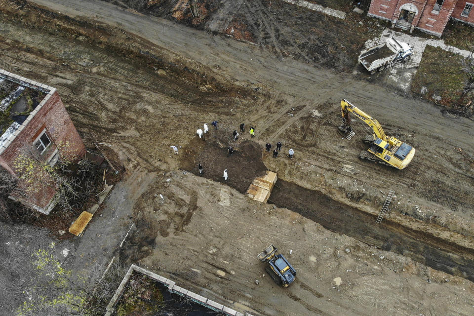 Queste immagini mostrano quelle che sembrano fosse comuni scavate nel quartiere del Bronx di New York. L'amministrazione potrebbe seppellire temporaneamente qui le vittime del Coronavirus, anche se il sindaco De Blasio ha assicurato che i morti saranno sepolti individualmente, in modo da consentire alle famiglie di reclamare in seguito le loro spoglie. (AP Photo/John Minchillo)