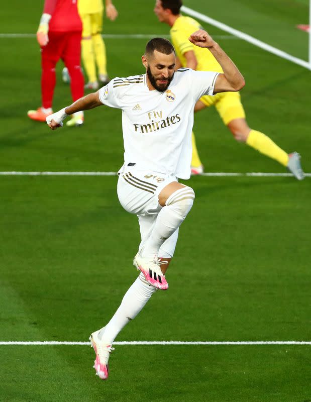 Karim Benzema del Real Madrid celebra el primer gol.