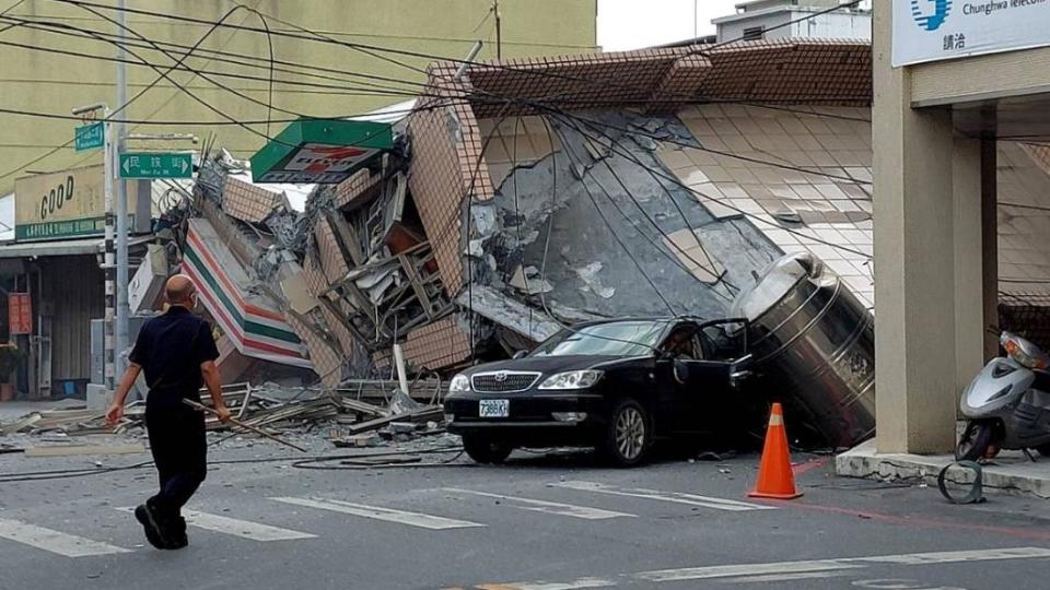 台灣9月18日爆發強震，花蓮玉里房屋倒塌。（圖／翻攝記者爆料網）