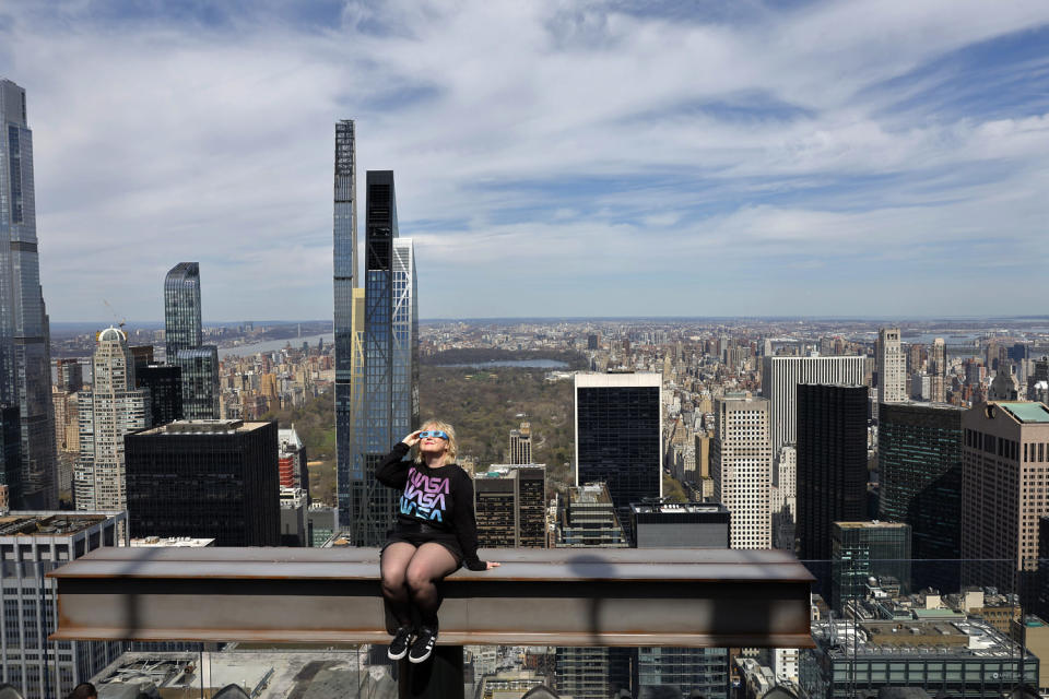 Bild: Laura Holden posiert für ein Foto mit einer Sonnenfinsternis-Brille vom Top of the Rock im Rockefeller Center in New York.  (Michael M. Santiago/Getty Images)