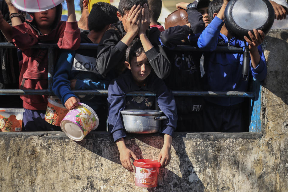 Kinder warten an einer Suppenküche in Rafah. (Bild: dpa)