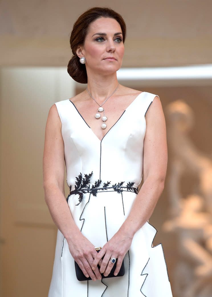 Kate Middleton looked stunning in a low-cut dress. (Photo: KGC-178/STAR MAX/IPx)