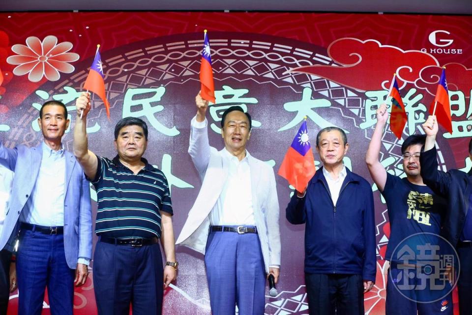鴻海集團創辦人郭台銘正式向藍白陣營提出合作邀請。 