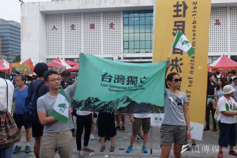 2017-09-24-台灣大學舉辦「中國新聲音」歌唱選拔會，自由台灣黨到場聲援03。（謝孟穎攝）