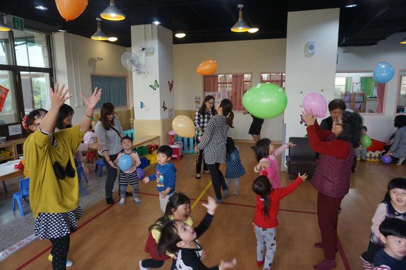 拋接氣球遊戲可訓練孩子注意力集中與感官反應。(圖／高雄楠梓育兒資源中心提供)