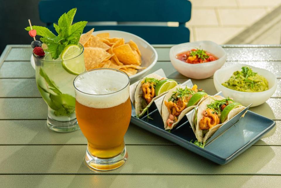 Los tacos de panceta de cerdo están en el menú de Always June, el bar en la azotea del Kimpton Angler's South Beach.