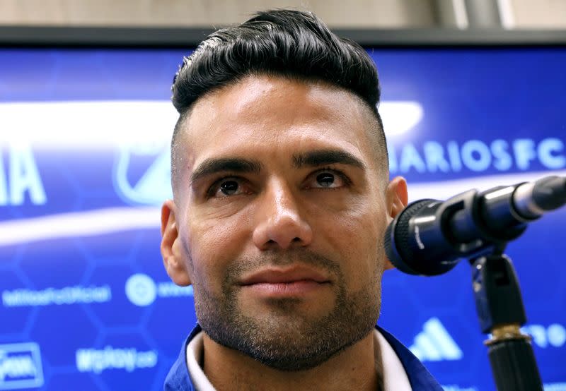 El delantero colombiano Radamel Falcao García habla en una conferencia de prensa en su presentación como nuevo jugador de Millonarios en el estadio el Campín de Bogotá