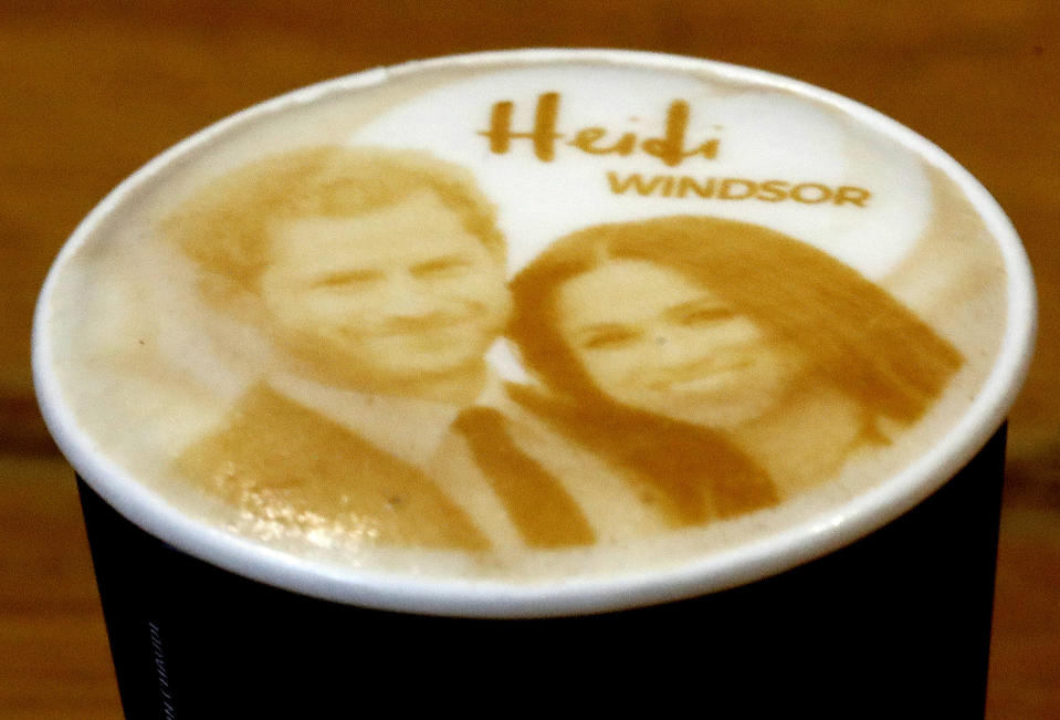 <p>En esta cafetería de Windsor ofrece estos días cafés con el rostro de los novios. (Foto: Frank Augstein / AP). </p>