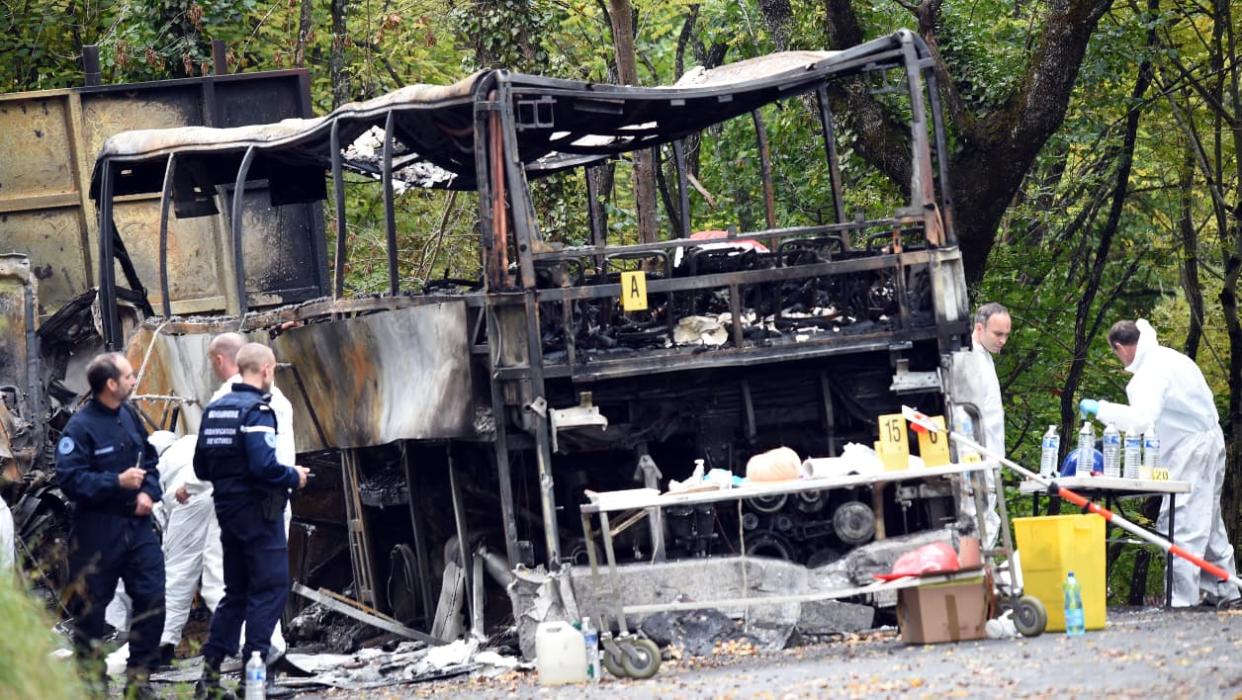 L'accident entre un car et un camion à Puisseguin a fait au moins 43 morts.  - Mehdi Fedouach - AFP