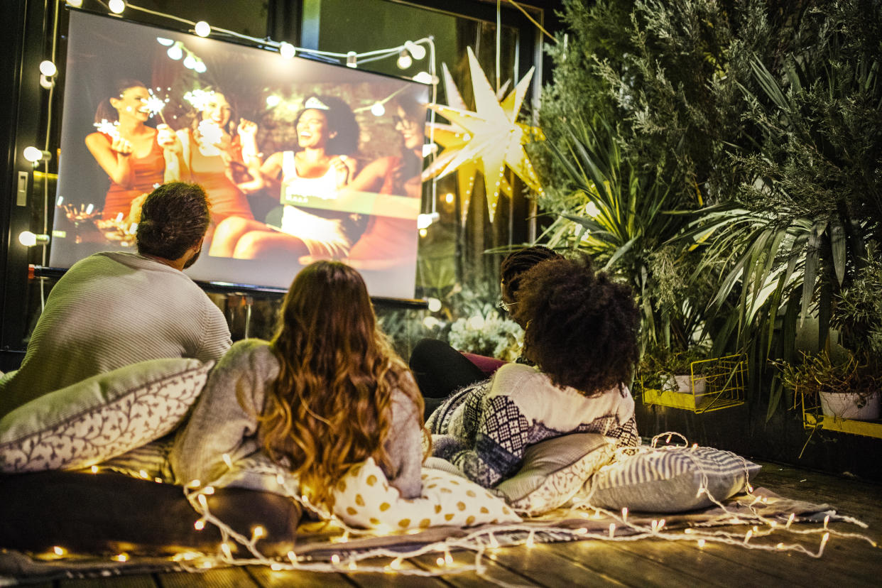 “Noche de cine al aire libre perfecta”: llévate este mini proyector por 50 dólares con más del 70 % de descuento. (Foto: Getty)