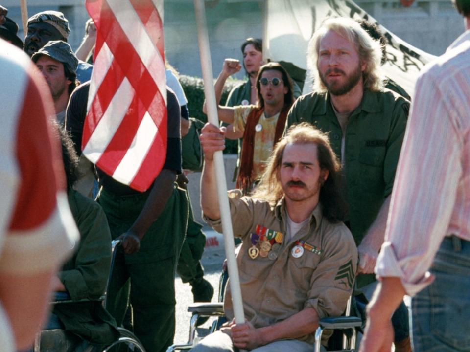 <p>"Geboren am 4. Juli" (1989) wurde zum Sinnbild des Anti-Kriegs-Films: Tom Cruise spielt Ron Kovic, einen jungen Amerikaner voller Hass und Vorurteile. Vietnam diente ihm als bewaffnete Selbstbefriedigung. Zurück kommt er jedoch mit einer Kugel im Rückgrat: Im Rollstuhl beginnt der Sinneswandel des einstigen Soldaten. (Bild: Universal)</p> 