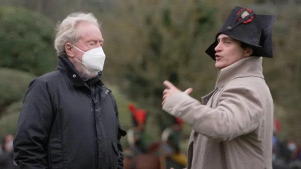 Ridley Scott y Joaquin Phoenix en el set de Napoleón (Fuente: Universal)