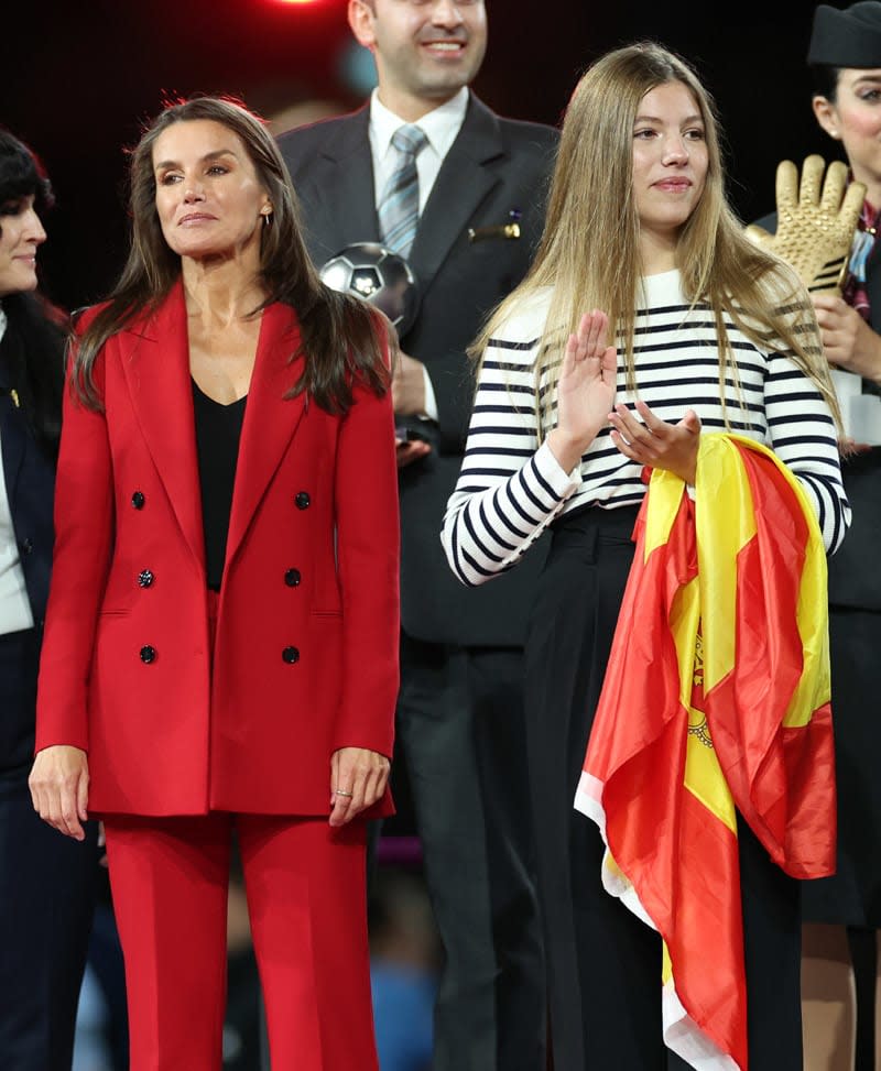 Reina Letizia traje rojo