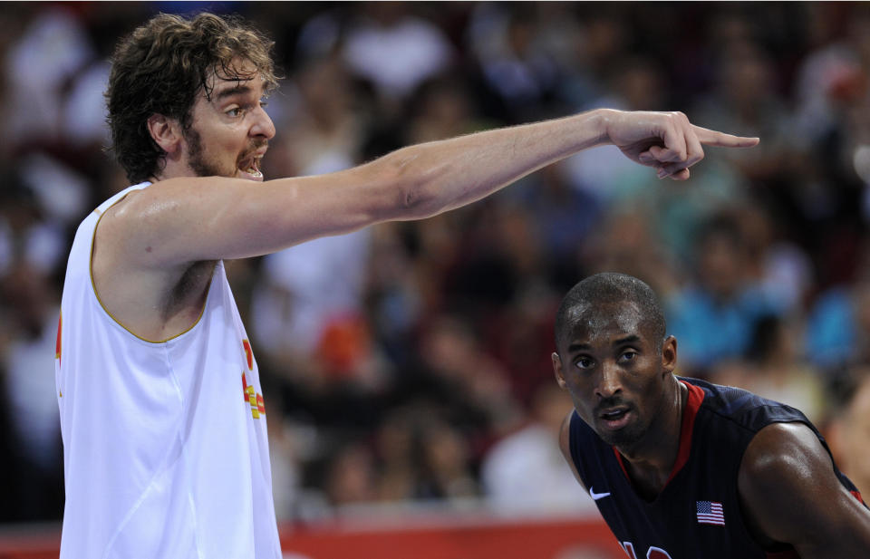 Spain's Pau Gasol (L) gestures next to USA's Kobe Bryant during the men's basketball gold medal match Spain against The US of the Beijing 2008 Olympic Games on August 24, 2008 at the Olympic basketball Arena in Beijing.  AFP PHOTO / FILIPPO MONTEFORTE (Photo credit should read FILIPPO MONTEFORTE/AFP via Getty Images)