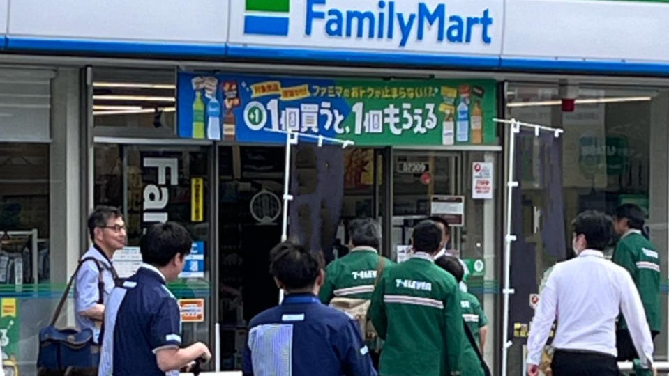 日本一家FamilyMart被7-11及Lawson店員進攻。取自X@Y4_0_4