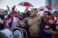 Hinchas de River Plate alientan a su equipo previo a la final de la Copa Libertadores ante Boca Juniors, el domingo 9 de diciembre de 2018, en Madrid. (AP Foto/Olmo Calvo)