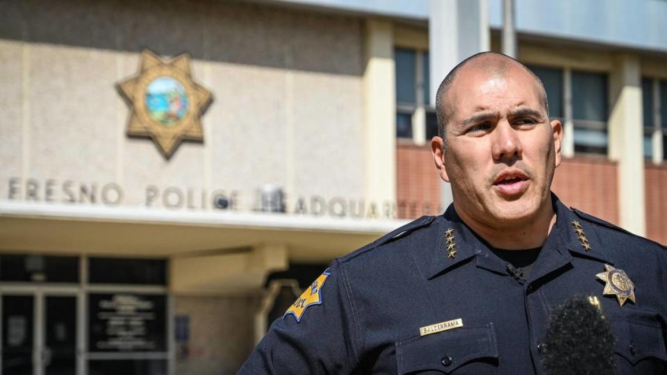 El jefe de Policía de Fresno, Paco Balderrama, habla con los medios en una foto de archivo del Bee de marzo de 2022.