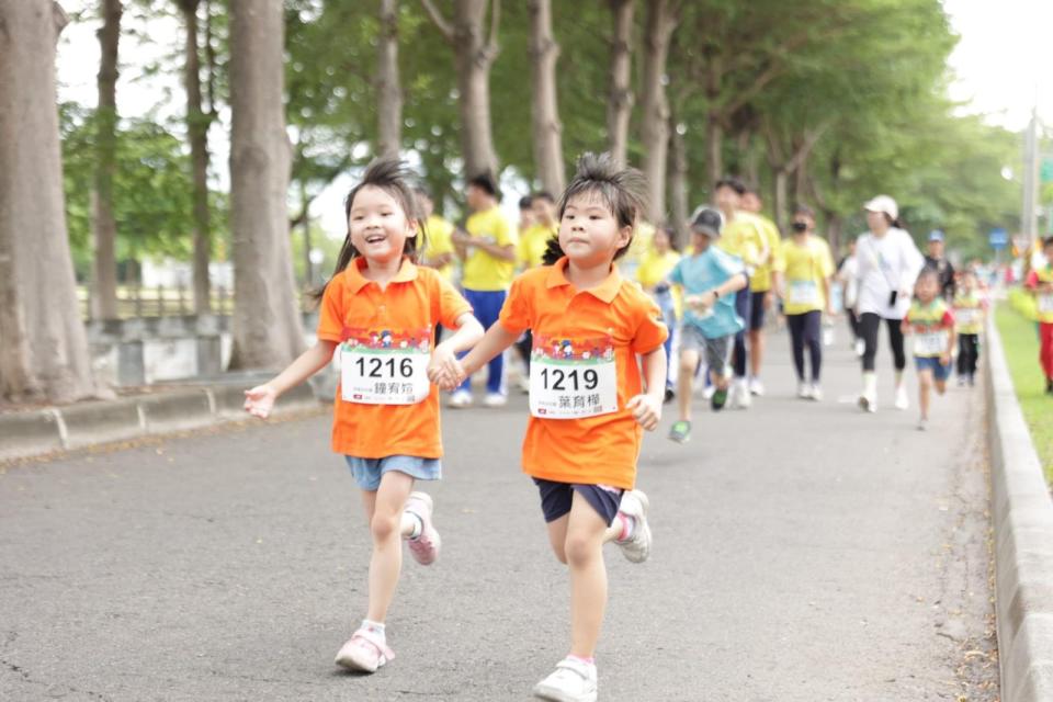 ▲田中畢業生路跑，田中鎮17所學校上千名應屆畢業生，今依年齡分別跑完3公里、5公里的田中畢業生路跑里程，是場充滿希望與汗水的路跑。（田中馬提供）