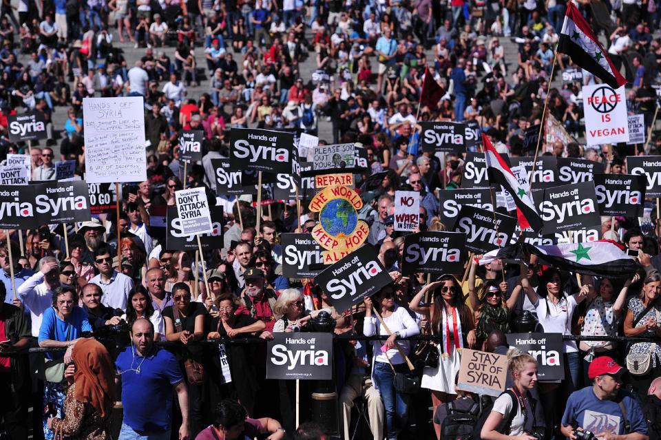 Más de mil manifestantes opuestos a los ataques en Siria se congregaron el sábado en Londres atendiendo la convocatoria de la organización "Stop the War", para celebrar el rechazo del Parlamento británico a una acción militar contra Damasco. (AFP | Carl Court)