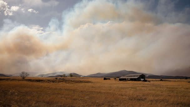 FOTO: Los bomberos cruzan un lecho seco del lago Storrie cerca de Las Vegas, NM, donde más de 2400 bomberos luchan contra el incendio de Calf Canyon/Hermit's Peak, 3 de mayo de 2022. (Adria Malco/The New York Times vía Redux)