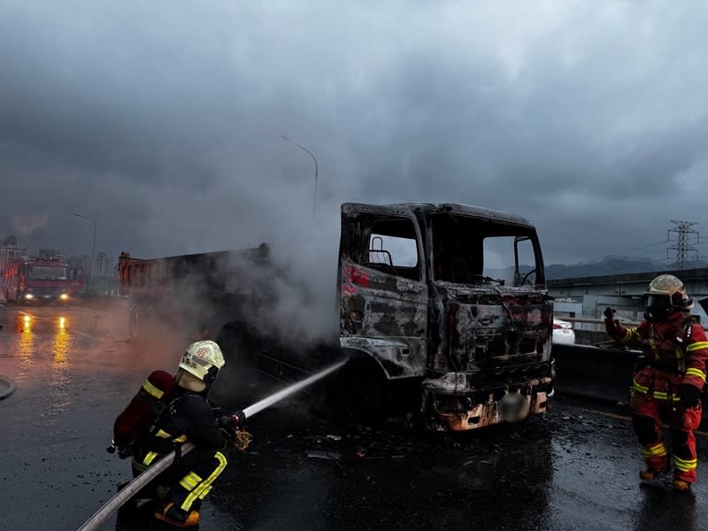 新北市快速道路65北上1.2K處發生砂石車火燒車意外，車道封閉。（翻攝照片／中央社）