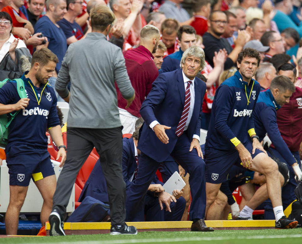 Liverpool (United Kingdom), 12/08/2018.- Liverpool's head coach Juergen Klopp (C-L) reacts with West Ham United head coach Manuel Pellegrini (C-R) after the English Premier League soccer match between Liverpool and West Ham at the Anfield in Liverpool, Britain, 12 August 2018. EFE/EPA/PETER POWELL