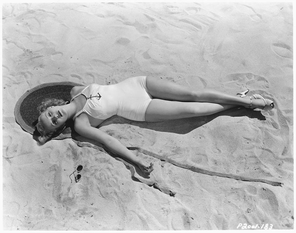 69 Vintage Photos of Celebrities at the Beach